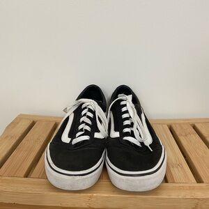 Vans Old Skool Women’s 9.5 Black and White low top lace up sneaker canvas